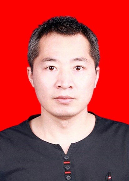 王輝（紅底）.jpg
