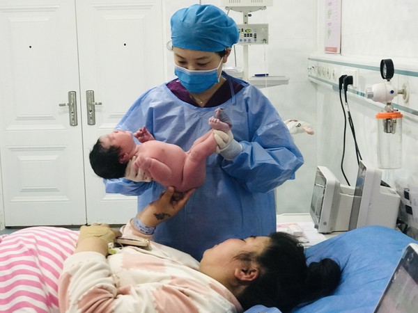 淮北市婦幼保健院產(chǎn)房蛇年新春的第一聲啼哭，不僅宣告了新生命的誕生，更傳遞了無(wú)限的希望與喜悅，而醫(yī)護(hù)人員們用她們的堅(jiān)守和奉獻(xiàn)，守護(hù)著每一個(gè)新生命的到來(lái)。.jpg