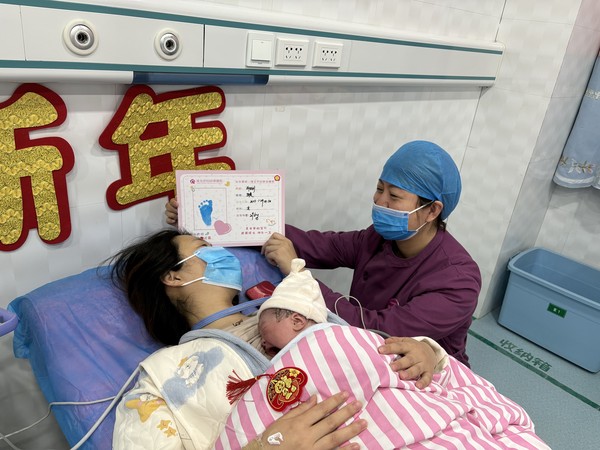 新年鐘聲猶在耳，靈蛇寶寶來(lái)報(bào)喜。1月29日是農(nóng)歷蛇年正月初一，凌晨4時(shí)50分，淮北市婦幼保健院產(chǎn)房?jī)?nèi)傳來(lái)了一陣清脆而響亮的啼哭聲——第一位靈蛇寶寶降生了。分娩沒(méi)有暫停鍵，淮北婦幼人堅(jiān)守崗位，確保每一個(gè)新生命能夠安全、健康地降臨到這個(gè)世界，這也淮北市婦幼保健院最喜慶的“年味”。.jpg